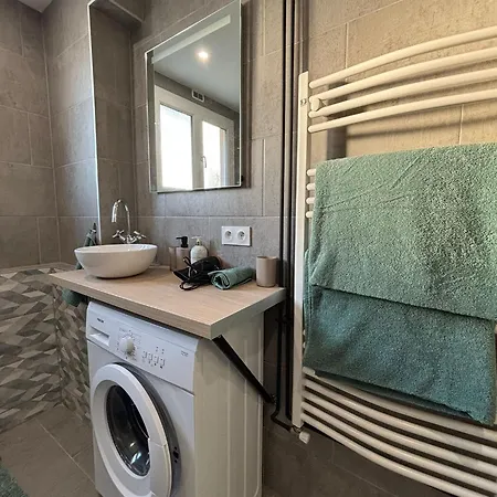 1 A Proche Luxembourg Apartment